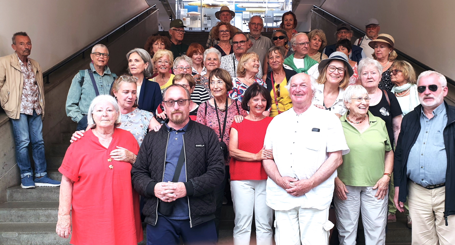 Unsere gemischte Gruppe Carpentras-Friedrichshafen-Seesen im Foyer des Zeppelin-Museum Friedrichshafen 2025.